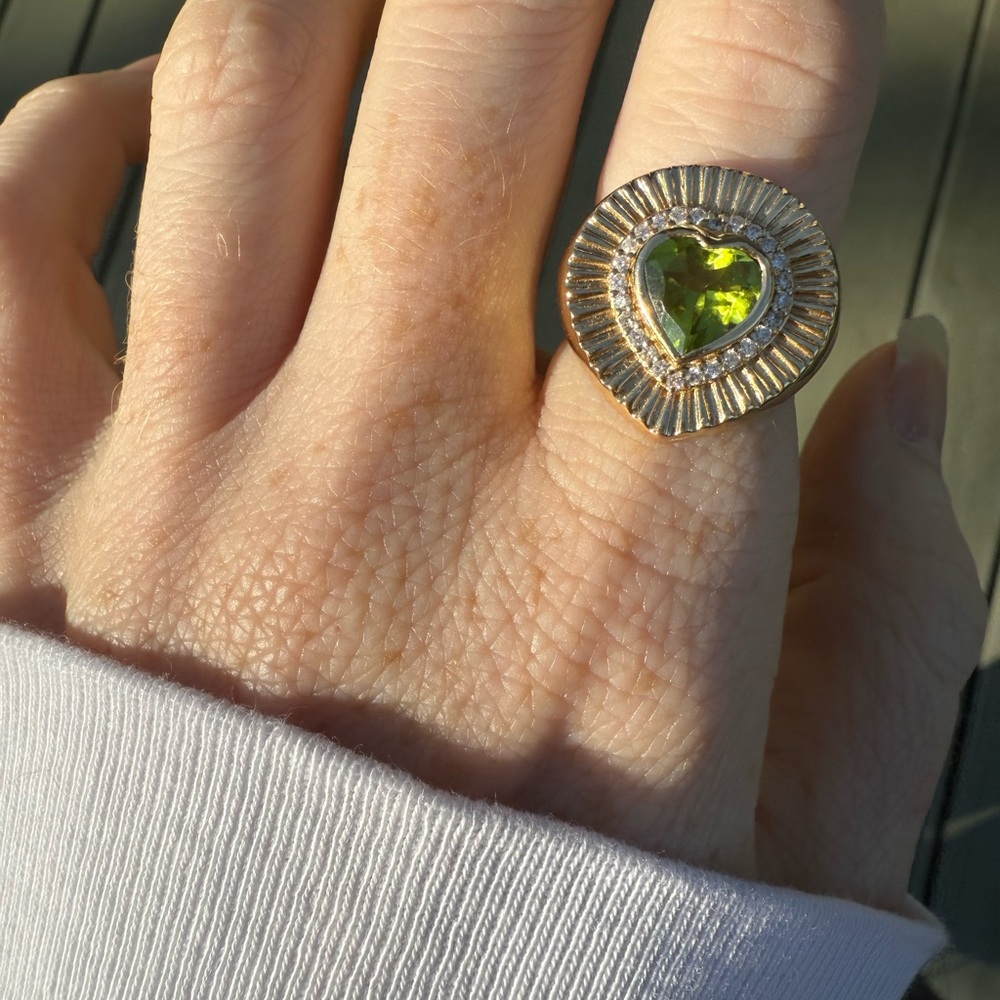 14k yg and peridot Heart-Shaped Ring, size 7 - Picture 3 of 6